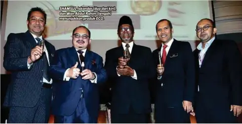  ??  ?? SHAMSUL Iskandar (dua dari kiri), dan Wan Abdul Rahim (tengah) menunjukka­n produk ECO.