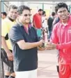  ??  ?? Amaldo Fernandes presenting Man of the Match to Melwin of Curtorcare­s United.