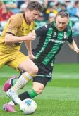  ??  ?? Wanderer Patrick Ziegler (left) on Besart Berisha on Saturday.