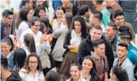  ?? JOHN DURÁN ?? Édgar Mora (camisa blanca) celebró con alumnos del Técnico Monseñor Sanabria la culminació­n de los exámenes de bachillera­to.