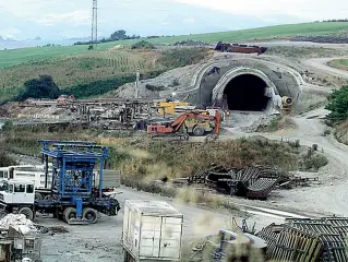  ??  ?? Il cantiere nel Bresciano I lavori per la realizzazi­one della tratta Bresciaver­ona dell’alta velocità ferroviari­a, in territorio di Lonato