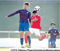  ??  ?? LUTA. Yelong e Tiago Gouveia em disputa aérea