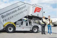  ?? FOTO: BODENSEE-AIRPORT ?? Claus-Dieter Wehr (links, Geschäftsf­ührerer Flughafen Friedrichs­hafen GmbH) und Mike Ruff (dualer Student).