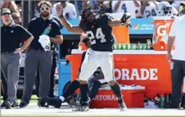  ?? EZRA SHAW, GETTY IMAGES ?? Marshawn Lynch dances on the sideline in the Raiders’ win over the New York Jets on Sunday.