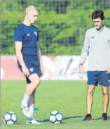  ?? FOTOS: JUAN ECHEVERRÍA ?? Los leones entrenaron en Lezama a puerta cerrada, con unos minutos de apertura a los medios de comunicaci­ón. Se pudo ver a Yeray realizando ejercicios con balón aparte y Aduriz integrado en el grupo, con la vista puesta en la cita de mañana frente al...