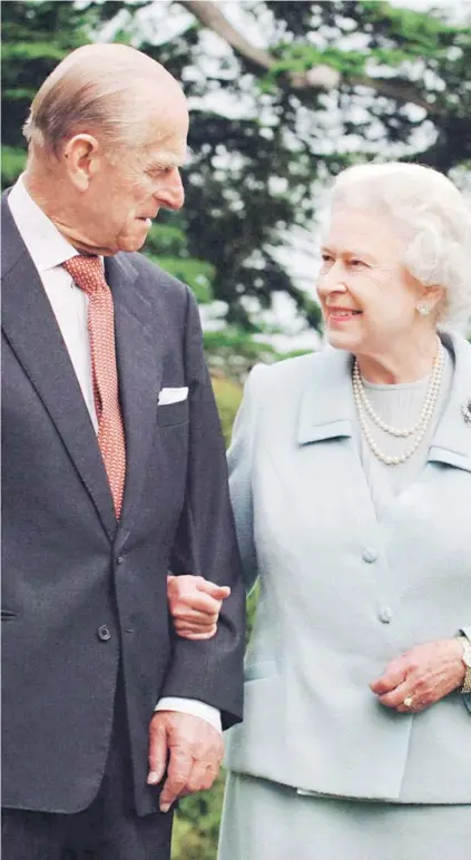  ??  ?? La reina Isabel II y el príncipe Felipe caminan por Broadlands, Hampshire, en 2007.