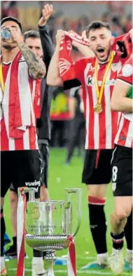  ?? ?? Los jugadores del Athletic celebran el título de la Copa del Rey // AFP