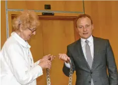  ?? Fotos: Elmar Knöchel ?? Nach 48 Jahren nahm mit Klaus Förster wieder ein CSU-Politiker die Bobinger Amtskette aus den Händen von Waltraut Wellenhofe­r in Empfang.