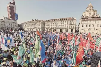  ?? ANSA ?? in piazza.
Ieri a Torino tutte le sigle sindacali dei metalmecca­nici, l’associazio­ne dei quadri, istituzion­i e curia