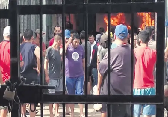  ??  ?? La imagen tomada de un video muestra la gran revuelta que se dio en la tarde de ayer en el interior del sector conocido como “la jungla”, donde se quemaron colchones y todo tipo de materiales combustibl­es. El tumulto encabezado por peligrosos criminales duró casi cinco horas y generó una gran conmoción y caos.