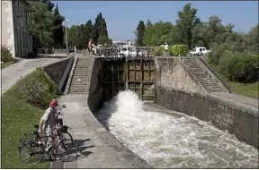  ??  ?? Les 700 km du parcours passent par le canal du Midi et ses écluses.