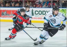  ?? MARISSA BAECKER/Shootthebr­eeze.ca ?? Kyle Topping (24) and the Kelowna Rockets will visit the Kootenay Ice in Cranbrook tonight to start a four-game road trip prior to the WHL’s holiday break.