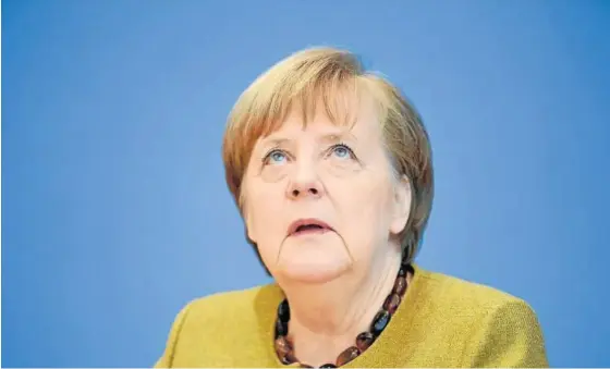  ??  ?? La canciller alemana, Angela Merkel, durante una conferenci­a de prensa tras anunciar que deja la Cancillerí­a.