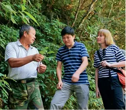  ??  ?? Dans la montagne Matou, Wu Kesheng présente les plantes et leurs fonctions médicinale­s aux visiteurs chinois et étrangers.