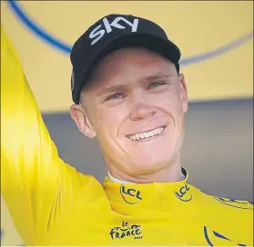  ?? FOTO: AP ?? Chris Froome sonríe después de vestirse ya con el maillot de líder de la ronda gala