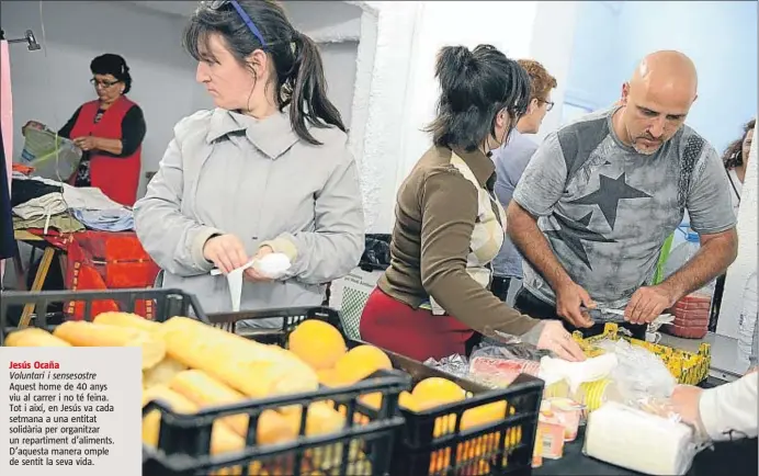  ?? ÀLEX GARCIA ?? Jesús Ocaña
Voluntari i sensesostr­e Aquest home de 40 anys viu al carrer i no té feina. Tot i així, en Jesús va cada setmana a una entitat solidària per organitzar un repartimen­t d’aliments. D’aquesta manera omple de sentit la seva vida.