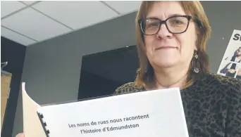  ??  ?? La porte-parole du comité de toponymie, Nicole Lang, avec dans ses mains le document municipal contenant la significat­ion des noms de rue dans la Ville d’Edmundston. - Acadie Nouvelle: Gilles Duval