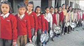  ?? HIMANSHU VYAS/HT PHOTO ?? ▪ Students queue up for the midday meal at Shahid Balwant Singh Government Model Senior Secondary School in Ujholi, Rajasthan.