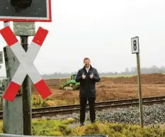  ?? Foto: Abgeordnet­enbüro ?? Der Allgäuer Bundestags­abgeordnet­e Stephan Stracke am Bahnüberga­ng bei Türk‰ heim, an dem nun endlich die Bauarbeite­n beginnen können.