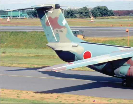  ?? DR/COLL. JACQUES GUILLEM ?? Avec ses antennes réparties sur le fuselage, impossible de ne pas reconnaîtr­e le EC-1, version de guerre électroniq­ue.