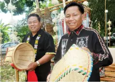  ??  ?? Atun Patu (right) with Wakil Ketua Anak Negeri (KAN) Antanom Tenom Ukie shows the Murut women’s handicraft­s. — Bernama photo