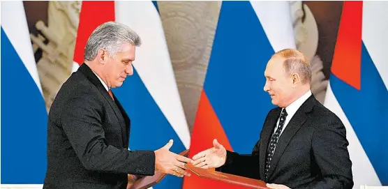  ?? AFP ?? Miguel Díaz-Canel agradece al jefe del Estado ruso tras la reunión.