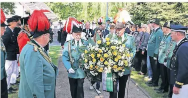  ?? FOTOS (4): MARKUS RICK ?? Einer der Höhepunkte beim Schützenfe­st in Wanlo war die Kranzniede­rlegung am Sonntag zu Ehren der Toten.