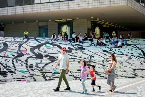  ??  ?? Art urbain sur des escaliers, sur la place du Centre culturel de Hong Kong à Tsim Sha Tsui, le 6 juin 2017