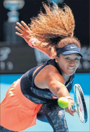  ??  ?? Naomi Osaka, en un golpe de revés en su duelo de semifinale­s contra Serena Williams.