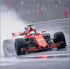  ??  ?? LEJOS. Alonso no pudo aprovechar la lluvia para brillar en Monza.
