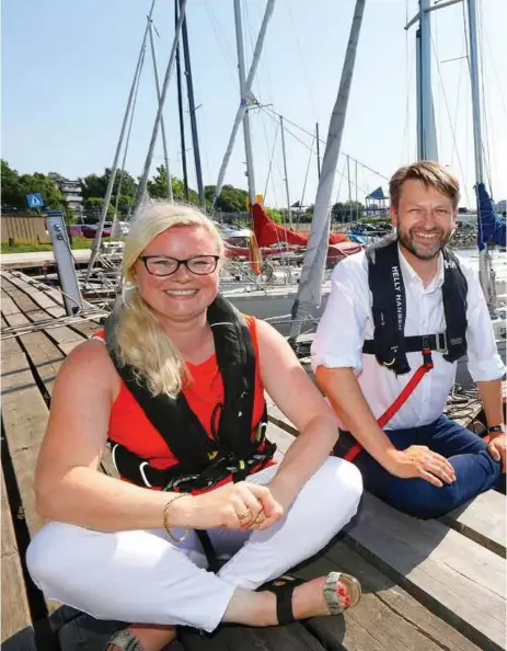  ?? FOTO: ROLF ØHMAN ?? Pia Farstad von Hall (H) og Eirik Lae Solberg (H) mener Color Line bør byttes ut med sjøbad. Forslaget inkluderer småbåthavn, som de vil strekke helt ut til Kongen.