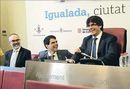  ?? ÀLEX RECOLONS / ACN ?? Carles Puigdemont, junto al alcalde de Igualada, Marc Castells, en la visita que ayer realizó al Ayuntamien­to