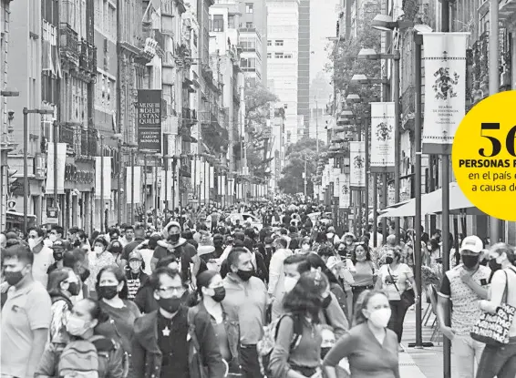  ?? FEDERICO XOLOCOTZI ?? Con el
semáforo en cualquier color, el Centro Histórico siempre luce repleto de visitantes