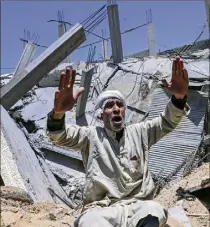  ?? (AFP) ?? Un Palestinie­n, hier à Gaza, devant sa maison détruite.
