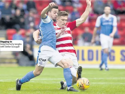  ??  ?? Digging in Greg Docherty tangles with Stefan Scougall