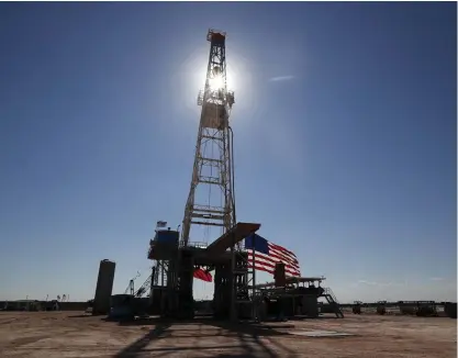  ?? FOTO: TONY GUTIERREZ/TT–AP ?? USA är det G20-land som riktar de största direkta subvention­erna till utvinning av fossil energi, som oljeriggen Double Eagle Energy i Texas.