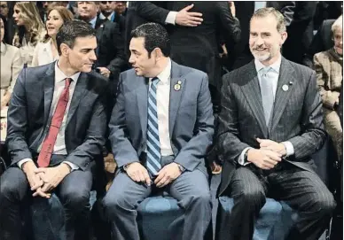  ?? LAVANDEIRA JR. / EFE ?? Pedro Sánchez, el presidente de Guatemala, Jimmy Morales, y el rey Felipe, ayer en Antigua