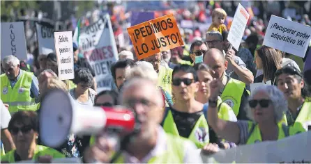  ?? FERNANDO SÁNCHEZ / EP / ARCHIVO ?? Una movilizaci­ón del pasado octubre por las pensiones públicas y unos salarios dignos.