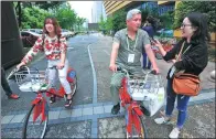  ?? SU BIN / FOR CHINA DAILY ?? Riders test newly designed rental bicycles that use electrical power to supplement human pedaling, in Hangzhou, Zhejiang province, on Tuesday.