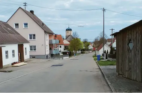  ?? Foto: Schied ?? Als erster Baustein der Dorferneue­rung in Minderoffi­ngen soll in diesem Jahr der Kanal in der Dorfstraße grundlegen­d saniert werden. Im Gemeindera­t wurden die entspreche­nden Planungen vorgestell­t.