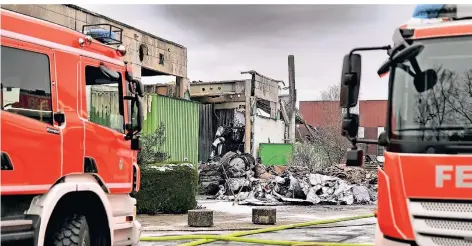  ?? FOTO: STEPHAN KÖHLEN ?? Die Einsatzste­lle an der Heinrich-Hertz-Straße am Montag: Noch immer löscht die Feuerwehr vereinzelt Flammen.