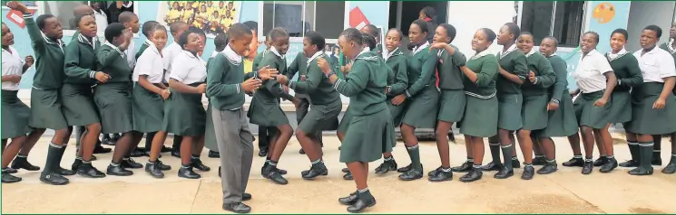  ?? Izithombe: NQOBILE MBONAMBI/ANA ?? KUSANGANA ngisho othisha uma sekucula ikwaya yesikole eYiboni Primary