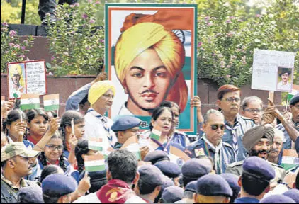  ?? SONU MEHTA/HT PHOTO ?? Paying tribute to Bhagat Singh in New Delhi on September 27, 2017