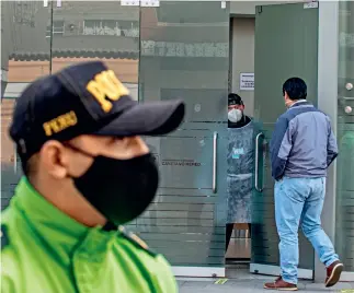  ??  ?? 9 de septiembre de 2020. Un voluntario llega al Centro de Estudios Clínicos de la Universida­d Peruana Cayetano Heredia para participar en los ensayos clínicos de la vacuna desarrolla­da por la farmacéuti­ca china Sinopharm.