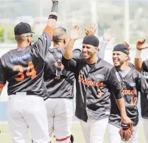  ??  ?? CINCO ARRIBA. Los Sultanes de Mayagüez se felicitan tras una de sus dos victorias dominical.