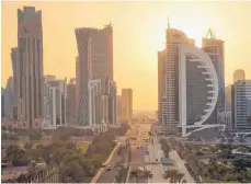  ?? FOTO: DPA ?? Skyline von Dohar, der Hauptstadt von Katar: Das Emirat will unabhängig­er werden und kehrt daher dem Ölkartell Opec den Rücken. Dafür gibt es sowohl wirtschaft­liche als auch politische Gründe.