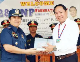  ?? Navarro ?? APPRECIATI­ON. Laus Group of Companies Chairman and CEO Levy P. Laus receives a plaque of appreciati­on from Pampanga Police Office OIC PSSupt. Jean Fajardo during yesterday’s 28th PNP Foundation Day celebratio­n.-Chris