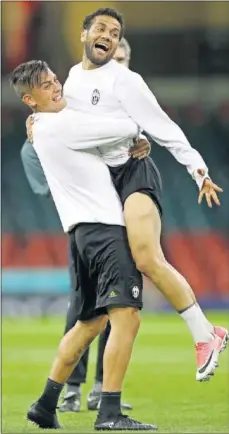  ??  ?? ABRAZO GIGANTE. Dybala bromeba con Alves.