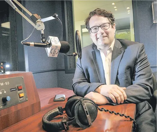  ??  ?? Bernard Drainville veut être «le plus équilibré possible» dans ses fonctions d’animateur, commentate­ur et analyste à la radio.