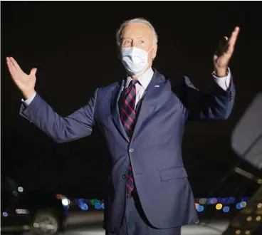  ?? FOTO: AFP ?? Tritt öffentlich stets mit Maske auf: Joe Biden wird eine höhere Kompetenz bei der Bewältigun­g der Corona-krise zugesproch­en als Donald Trump.